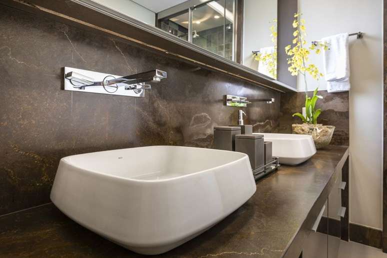 47. Bancada com m&aacute;rmore marrom e cubas de apoio brancas &ndash; Foto Rogerio Galli