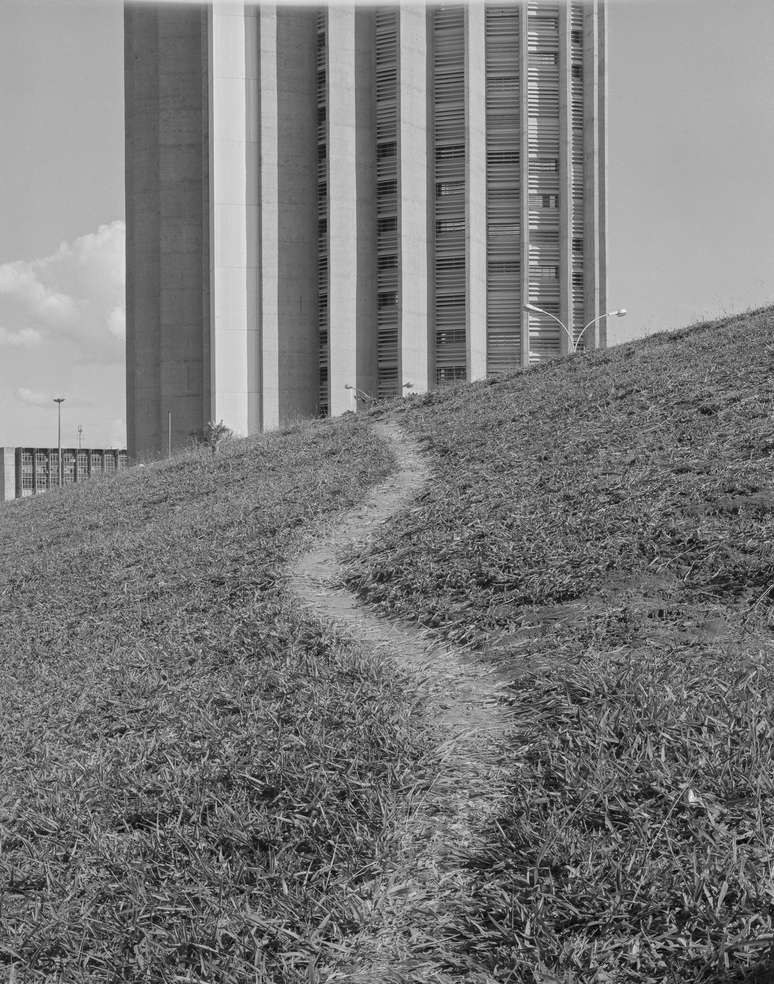 Caracter&iacute;stica do modernismo, Bras&iacute;lia tem infraestrutura focada nas necessidades de ve&iacute;culos motorizados, n&atilde;o de pessoas; na foto, via S3 Sul