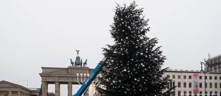 Ativistas do clima cortam árvore de Natal em Berlim
