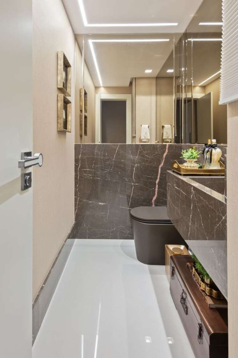 22. M&aacute;rmore marrom classico com espelho no banheiro chique &ndash; Foto Revest Pedras
