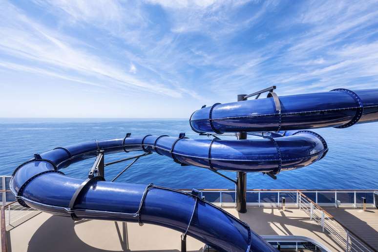 Um dos quatro tobog&atilde;s se debru&ccedil;a para fora do navio.