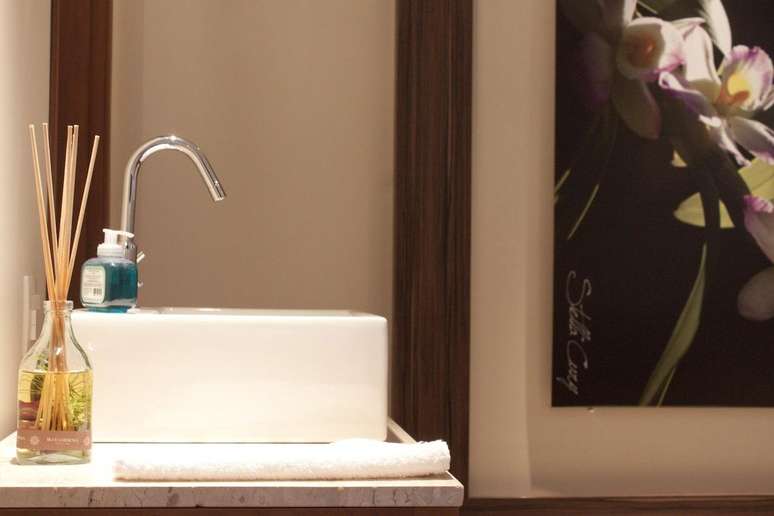 50. Odorizador de ambientes para banheiro com bancada marrom &ndash; Foto Joel Caetano Paes