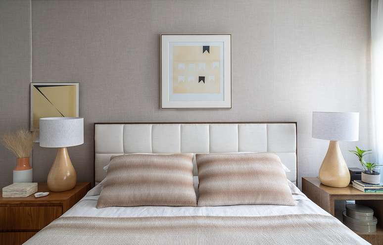 Roupa de cama de cambraia de linho bege, capa de edredom (duvet), manta de tricô e porta-travesseiros da Madeira e Linha.