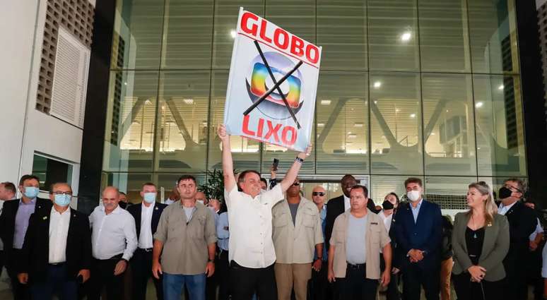 Em fevereiro de 2021, no aeroporto de Cascavel (PR), Bolsonaro levantou um cartaz contra a emissora da família Marinho: as ameaças foram puro blefe