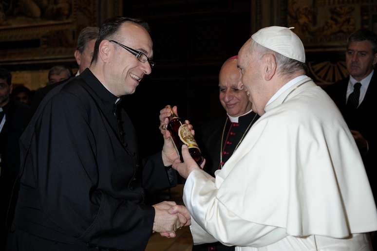 Papa Francisco recebendo uma garrafa de Pappy Van Winkle 23 anos do Padre Jim Sichko