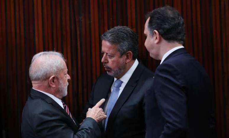 Lula conversa com Arthur Lira, presidente da Câmara, e Rodrigo Pacheco, do Senado, durante solenidade de diplomação