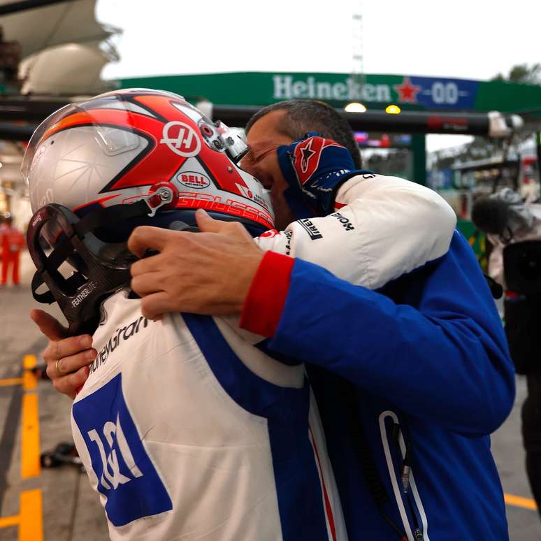Guenther Steiner e Kevin Magnussen comemoram pole no GP de S&atilde;o Paulo 