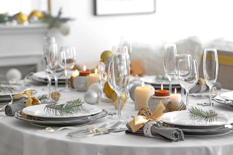 Utilizar ta&ccedil;as e garrafas na decora&ccedil;&atilde;o traz glamour para a ocasi&atilde;o 