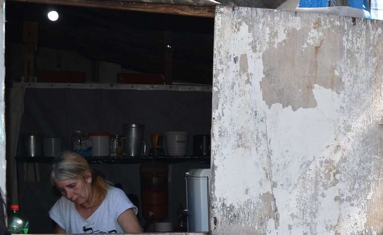 Moradora na cozinha de casa da Ocupação Nova Palestina @Patrícia Vilas Boas/Agência Mural