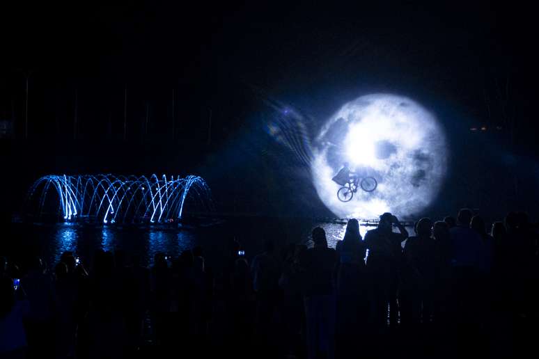 Proje&ccedil;&atilde;o da cena cl&aacute;ssica de E.T. O Extraterrestre.