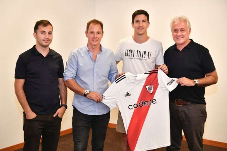 Nacho Fernández assinou contrato junto com diretores do River Plate (Foto: Divulgação / River Plate)