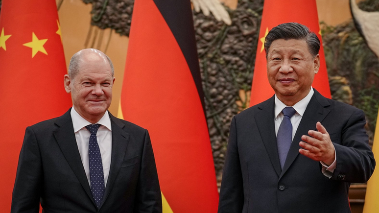 O chanceler Olaf Scholz (à esquerda) pressionou para que as vacinas alemãs BioNTech fossem disponibilizadas aos cidadãos chineses