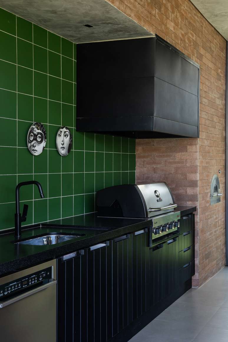 Projeto de Andrea Murao com os revestimentos Malva (OM15646), no formato 20x20cm.