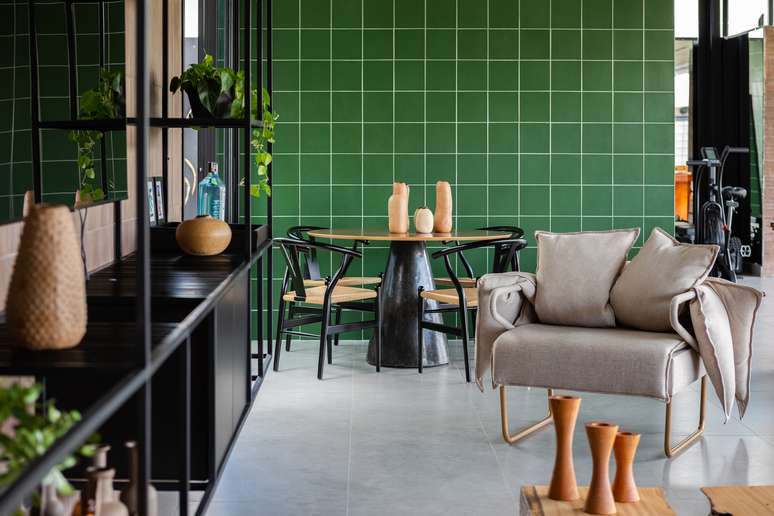 Projeto de Andrea Murao com os revestimentos Malva (OM15646), no formato 20x20cm.