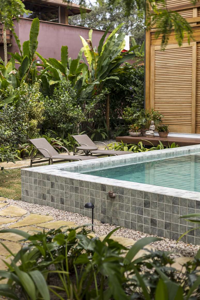 Projeto de Flavia Menezes com o revestimento Fiji (OMD14952), no formato 10cm x 10cm dentro e fora da piscina.