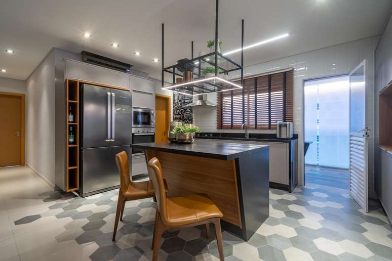 Projeto de Marcos Santiago apresenta os revestimentos hexagonais Antares (OMD15208), Sirius (OMD15209) e R&iacute;gel (OMD15510), todos no formato 22,3cm.