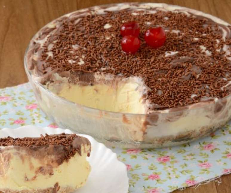 Torta de sorvete e brigadeiro na travessa (Reprodu&ccedil;&atilde;o / Guia da Cozinha)