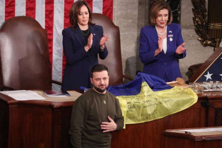 Volodymyr Zelensky levou bandeira ucraniana para Kamala Harris e Nancy Pelosi