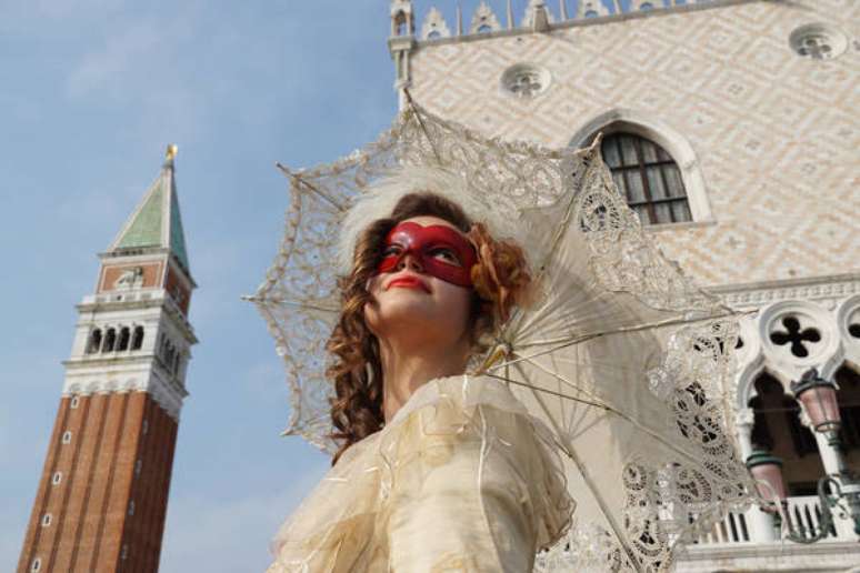 Mulher fantasiada na Praça San Marco durante o Carnaval de Veneza de 2022