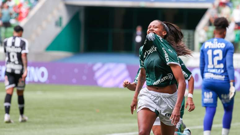 Ary comemora gol contra o Santos em partida válida pela final do Paulistão Feminino 2022