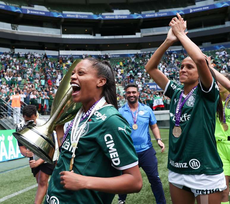 Ary Borges carrega taça de campeã do Paulistão Feminno