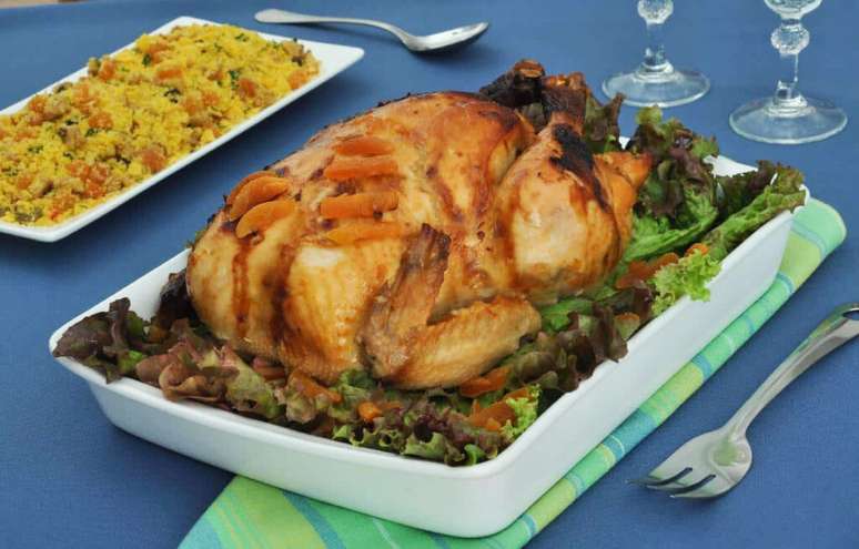 Chester com farofa especial &ndash; Foto: Guia da Cozinha