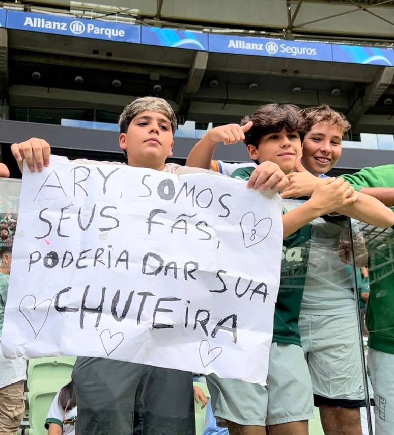 Renato segura o cartaz para Ary Borges (à esquerda) enquando Fernando e Gustavo posam para a foto 