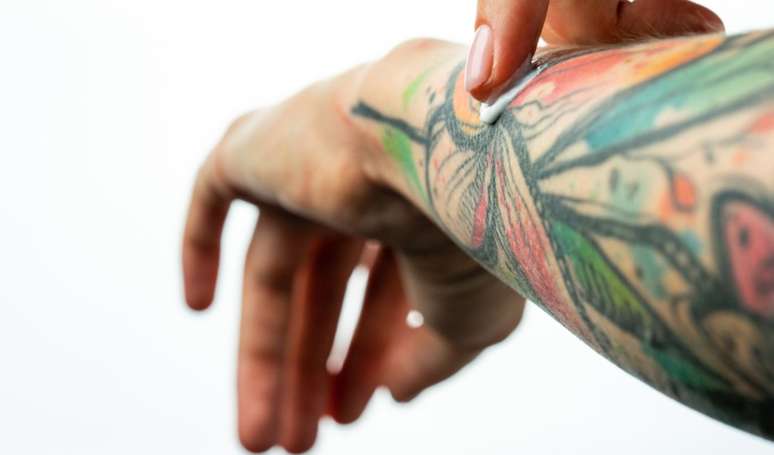 Tatuagem colorida: durabilidade, dor e formas de aplica&ccedil;&atilde;o est&atilde;o entre as principais d&uacute;vidas .
