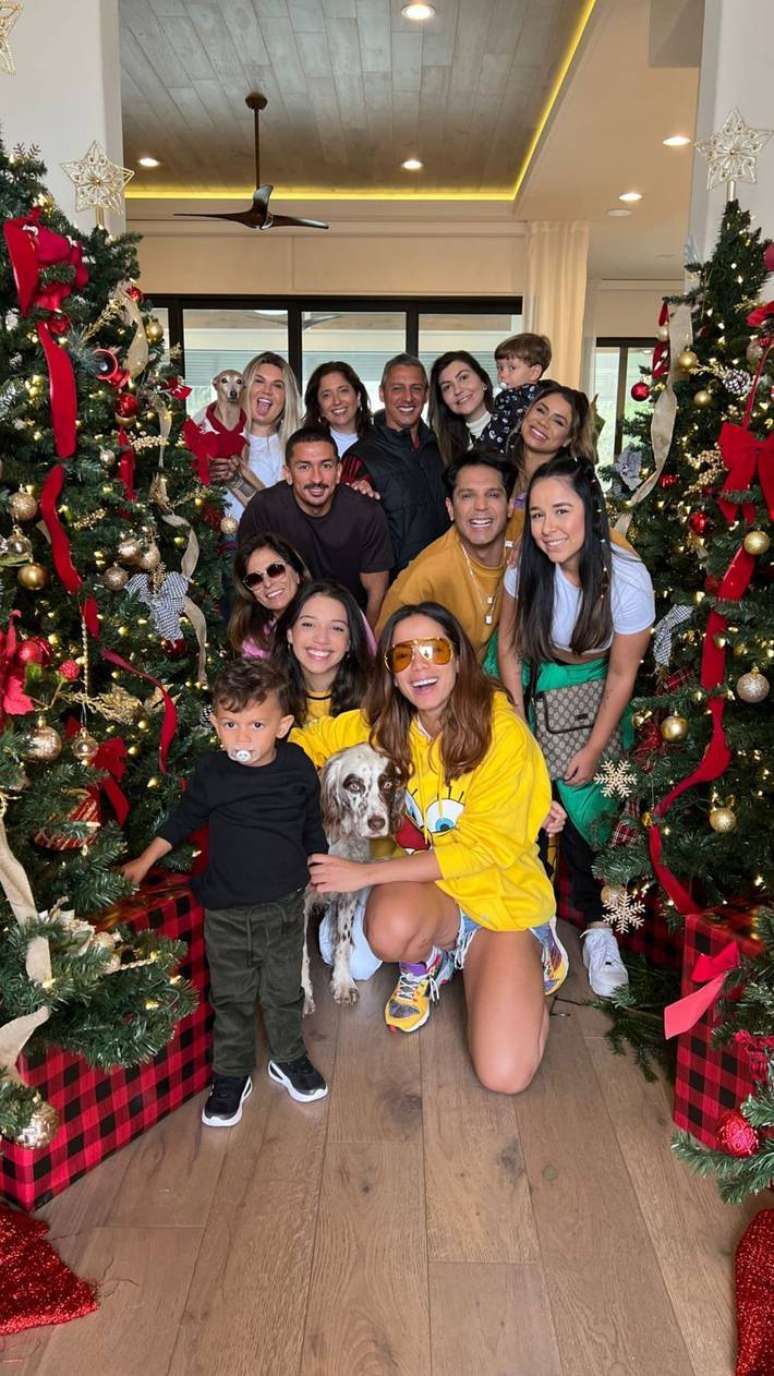 Anitta passa o Natal em mansão na Flórida, nos EUA, com família, amigos e seus cachorros