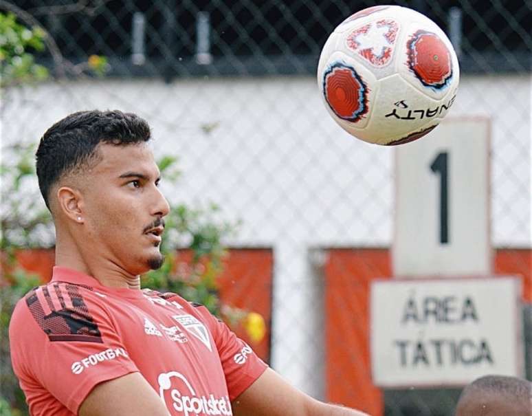 São Paulo renova com Walce, mas permanência do zagueiro no clube