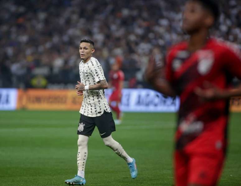 Adson em ação em contra o Furacão (Foto: Rodrigo Coca / Agência Corinthians)