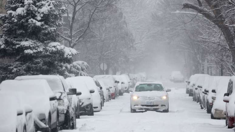 A expectativa é de que a tempestade traga ventos fortes e grandes quantidades de neve, tornando as viagens arriscadas