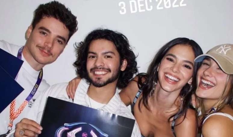 Foto mostra João Figueiredo, Xolo Maridueña, Bruna Marquezine e Sasha Meneghel juntos.