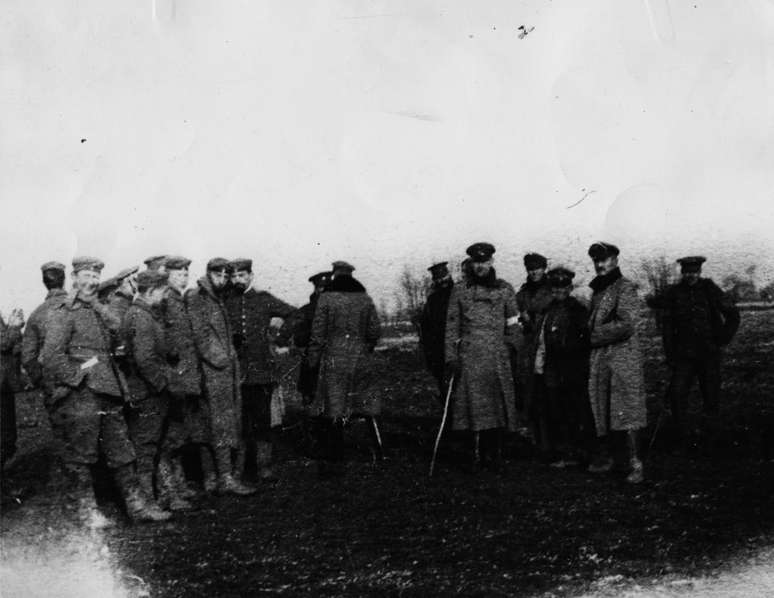 Soldados britânicos e alemães durante a trégua não oficial de 1914.