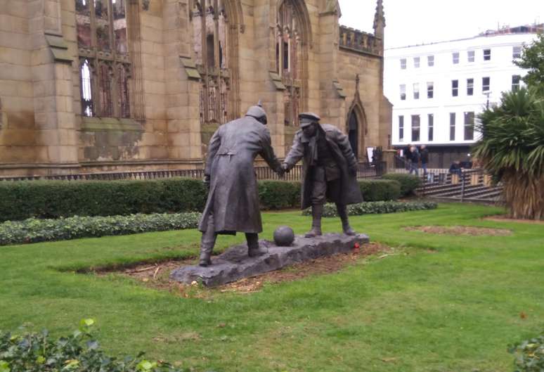 Outra escultura de Andy Edwards para homenagem a trégua de Natal. A obra está localizada em Liverpool.