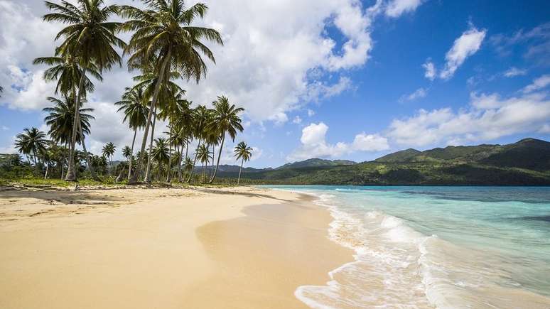 Praia na península de Samaná, na República Dominicana: apesar de ter tamanho do Espírito Santo, país recebe mais turistas que o Brasil