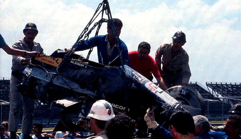A AGS de Streiff sendo devolvida aos boxes. Este acidente mudou muita coisa para o piloto e a F1