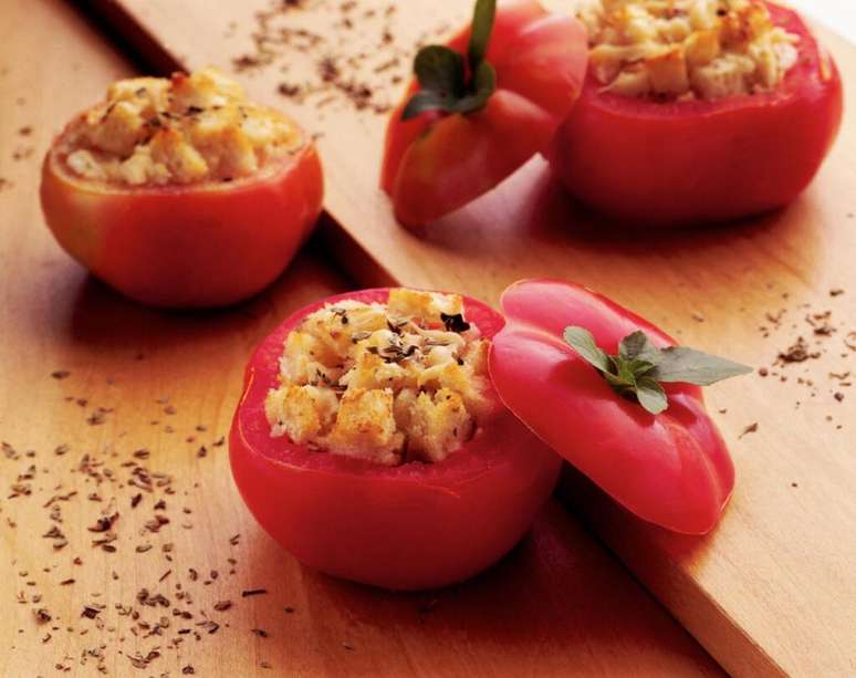Tomate recheado &ndash; Foto: Guia da Cozinha