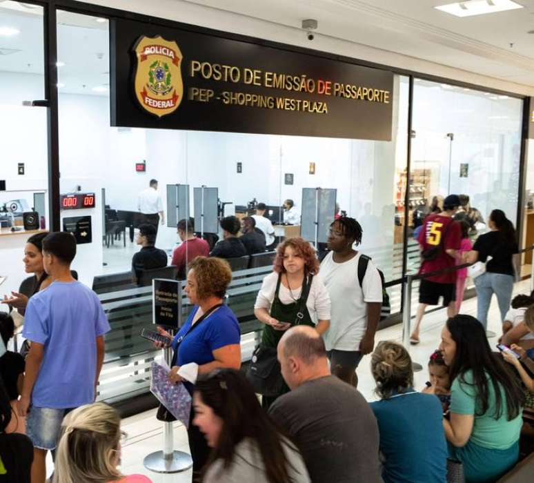 Fila de espera em Posto de Emiss&atilde;o de Passaporte da Pol&iacute;cia Federal; confec&ccedil;&atilde;o dos documentos estava suspensa desde novembro.