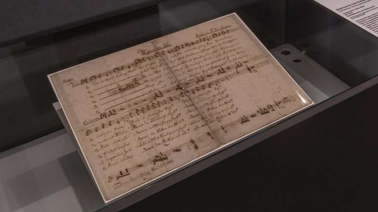 Documento com cifras e letras originais da m&uacute;sica &eacute; exibido no museu de Salzburgo