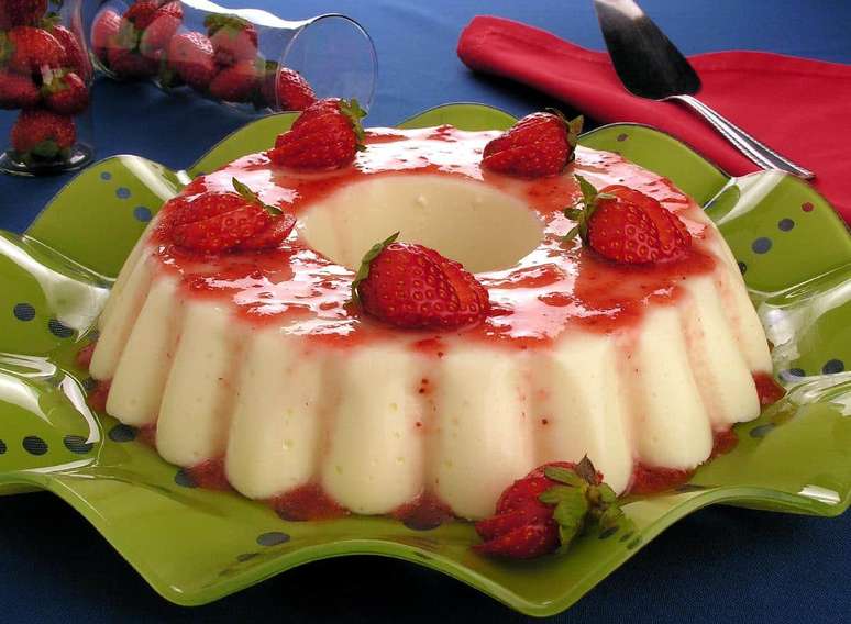 Flan de iogurte com frutas vermelhas &ndash; Foto: Guia da Cozinha