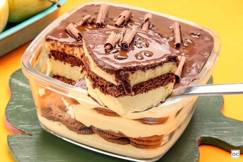 Pav&ecirc; com bolacha e chocolate &ndash; Foto: Guia da Cozinha