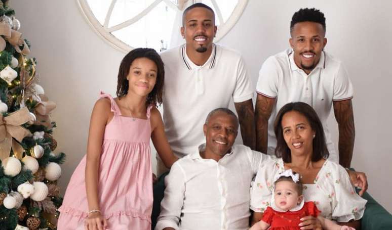 Éder Militão posta foto em primeiro Natal com a filha.