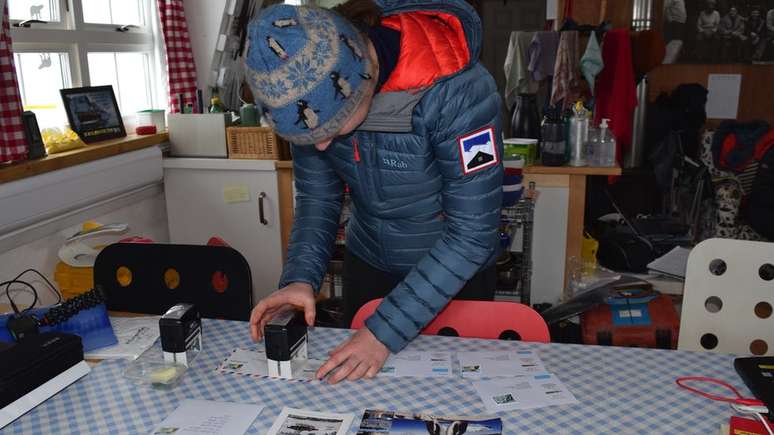 Clare despacha correspond&ecirc;ncia dos Correios mais ao sul do mundo