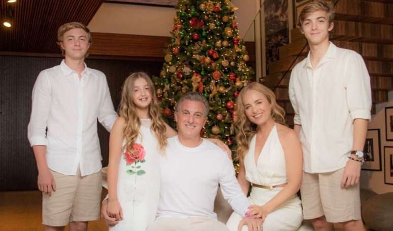 Angélica e Luciano Huck postam tradicional foto de Natal com a família.