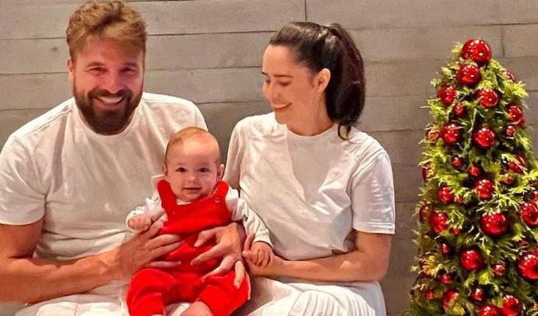 Fernanda Vasconcellos e Cássio Reis celebraram primeiro Natal com filho, Romeo.