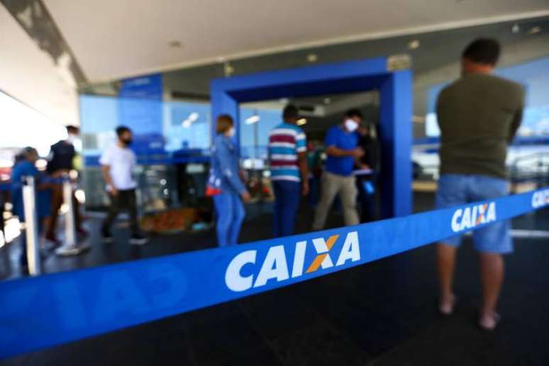 Clientes fazem fila em agência da Caixa Econômica Federal, em Brasília./