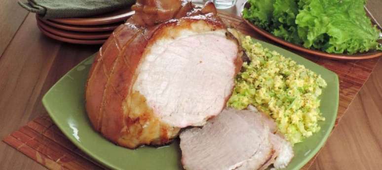 Pernil na cacha&ccedil;a -