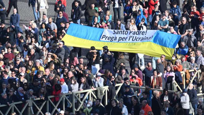 Bandeira da Ucrânia é aberta na Praça São Pedro durante bênção do Papa