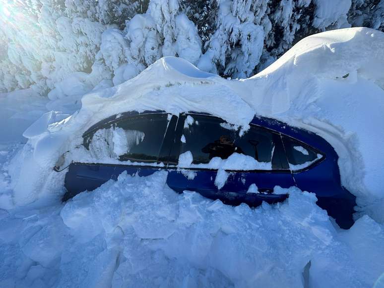 Onda de frio em Dakota deixou carro coberto por neve